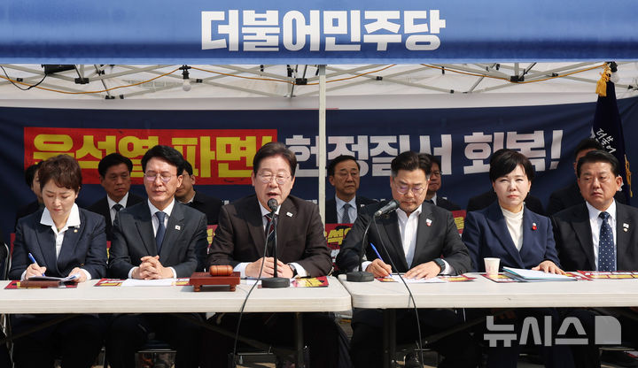 [서울=뉴시스] 김진아 기자 = 이재명 더불어민주당 대표가 2일 서울 종로구 광화문에 마련된 천막당사에서 열린 최고위원회의에서 발언하고 있다. 2025.04.02. bluesoda@newsis.com