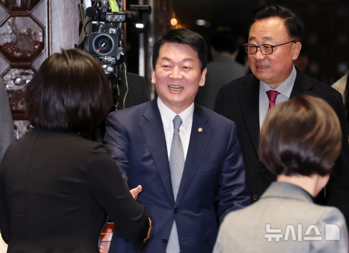[서울=뉴시스] 조성우 기자 = 안철수(왼쪽부터) 국민의힘 의원과 고동진 의원이 지난 2일 오전 서울 여의도 국회에서 열린 의원총회에 참석하고 있다. 2025.04.02. xconfind@newsis.com