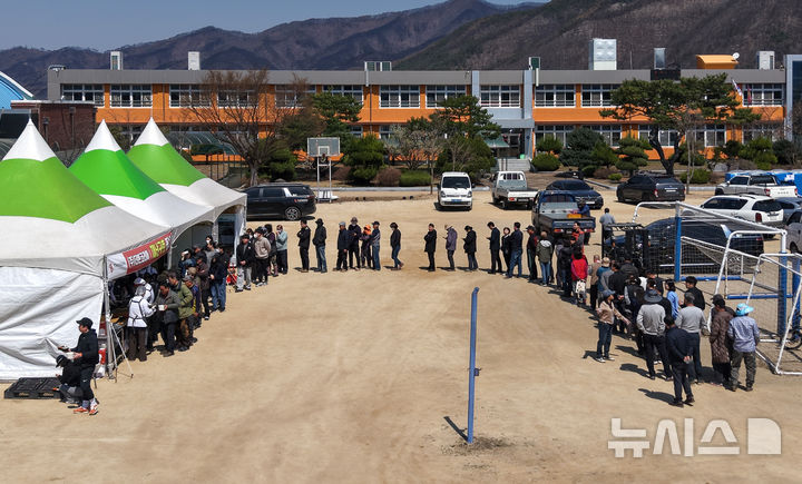 [안동=뉴시스] 이무열 기자 = 경북 안동시 길안면 길안중학교 운동장에서 산불 피해를 입은 이재민들이 점심 배식을 받기 위해 줄을 서고 있다. 2025.04.02. lmy@newsis.com