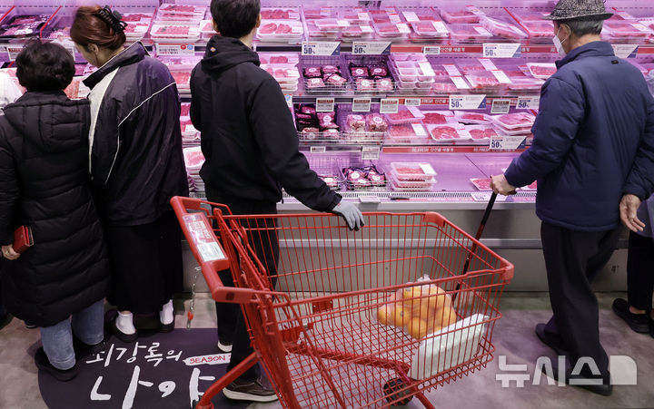 [서울=뉴시스] 최동준 기자 = 소비자물가상승률이 3개월 연속 2%대를 기록한 2일 서울 시내 대형마트에서 시민들이 장을 보고 있다. 2025.04.02. photocdj@newsis.com