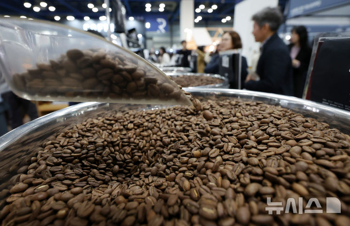 [서울=뉴시스] 추상철 기자 = 지난 4월 2일 서울 강남구 코엑스 열린 '2025 서울커피엑스포'에서 관람객이 커피 원두를 구매하고 있다. 2025.04.02. scchoo@newsis.com