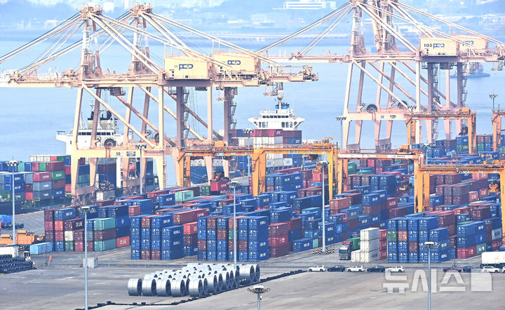 [평택=뉴시스] 김종택 기자 = 2일 경기도 평택시 포승읍 평택항 수출 야적장에 컨테이너들이 쌓여 있다. 도널드 트럼프 미국 대통령은 철강·알루미늄·자동차 등 개별 품목관세에 이어 2일 오후(현지시간·한국시간 3일 오전) 전 세계 국가들을 대상으로 '상호관세'를 발표하고 즉각 시행에 들어간다. 2025.04.02. jtk@newsis.com