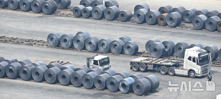 [평택=뉴시스] 김종택 기자 = 지난 2일 경기도 평택시 포승읍 평택항 수출 야적장에 철강 제품들이 쌓여 있다. 도널드 트럼프 미국 대통령은 철강·알루미늄·자동차 등 개별 품목관세에 이어 2일 오후(현지시간·한국시간 3일 오전) 전 세계 국가들을 대상으로 '상호관세'를 발표하고 즉각 시행에 들어갔다. 2025.04.03. jtk@newsis.com