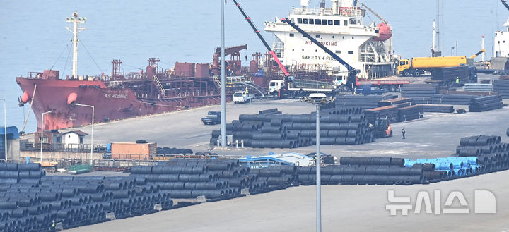 [평택=뉴시스] 김종택 기자 = 2일 경기도 평택시 포승읍 평택항 수출 야적장에 철강 제품들이 쌓여 있다.  도널드 트럼프 미국 대통령은 철강·알루미늄·자동차 등 개별 품목관세에 이어 2일 오후(현지시간·한국시간 3일 오전) 전 세계 국가들을 대상으로 '상호관세'를 발표하고 즉각 시행에 들어간다. 2025.04.02. jtk@newsis.com