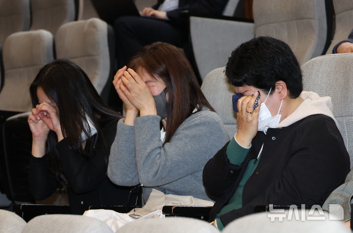 [서울=뉴시스] 지난해 4월 2일 서울 여의도 국회에서 열린 제423회 국회(임시회) 제3차 본회의에서 코로나바이러스감염증 19 예방접종 피해보상 등에 관한 특별법안(대안)이 재석 265인 중 찬성 263인, 기권 2인으로 가결되자 백신피해자 유족들이 흐느끼고 있는 모습. (사진=뉴시스 DB) 2025.04.02. photo@newsis.com