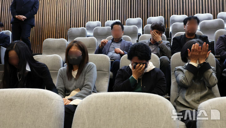 [서울=뉴시스] 고승민 기자 =지난 4월 2일 서울 여의도 국회에서 열린 제423회 국회(임시회) 제3차 본회의에서 코로나바이러스감염증 19 예방접종 피해보상 등에 관한 특별법안(대안)이 재석 265인 중 찬성 263인, 기권 2인으로 가결되자 백신피해자 유족들이 흐느끼고 있는 모습. 2025.04.02. kkssmm99@newsis.com