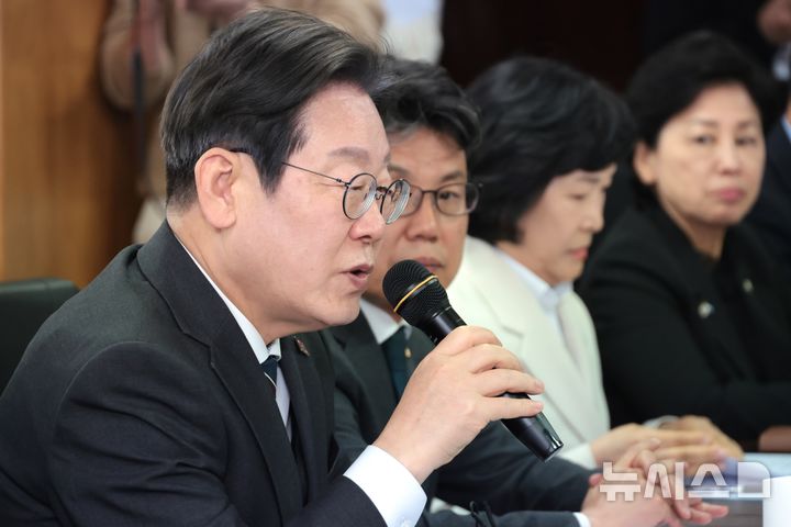 [서울=뉴시스] 국회사진기자단 = 이재명 더불어민주당 대표가 2일 서울 여의도 소상공인연합회 대회의실에서 열린 소상공인연합회 민생경제 현장 간담회에서 발언을 하고 있다.2025.04.02. photo@newsis.com