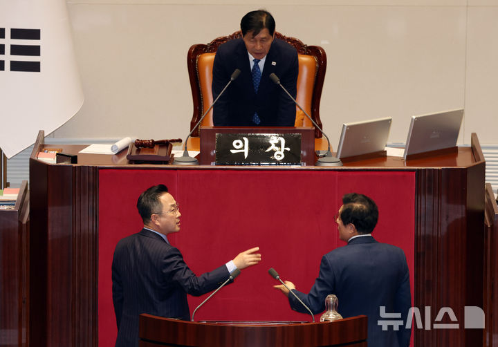 [서울=뉴시스] 고승민 기자 = 2일 서울 여의도 국회에서 열린 제423회 국회(임시회) 제3차 본회의에서 마은혁 헌법재판관 임명촉구 결의안 관련 강유정 더불어민주당 의원 토론 발언 동안 박충권 국민의힘 의원이 '공산주의자'라고 발언하자 박성준 민주당 원내수석부대표가 이학영 국회부의장 및 박형수 국민의힘 원내수석부대표에게 항의하고 있다. 2025.04.02. kkssmm99@newsis.com