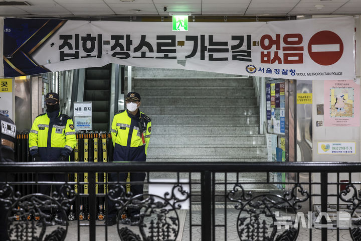 [서울=뉴시스] 정병혁 기자 = 윤석열 대통령 탄핵심판 선고를 하루 앞둔 3일 서울 종로구 헌법재판소가 있는 서울지하철 3호선 안국역에 열차가 무정차 통과한다. 사진은 전날 오전 서울 종로구 안국역 출구가 폐쇄된 모습. 2025.04.02. jhope@newsis.com