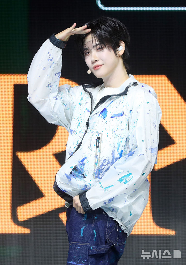 [서울=뉴시스] 김혜진 기자 = 그룹 클로즈 유어 아이즈 장여준이 2일 오후 서울 광진구 예스24라이브홀에서 열린 첫 번째 미니 앨범 '이터널티'(ETERNALT) 발매 기념 쇼케이스에서 포즈를 취하고 있다. 클로즈 유어 아이즈는 JTBC 오디션 프로그램 '프로젝트 7'을 통해 결성된 그룹이다. 타이틀곡은 '내 안의 모든 시와 소설은'으로, 영감을 주는 상대방에 대한 마음을 표현한 서정적인 가사가 돋보이는 2000년대 레트로 알앤비(R&B)풍의 곡이다. 2025.04.02. jini@newsis.com