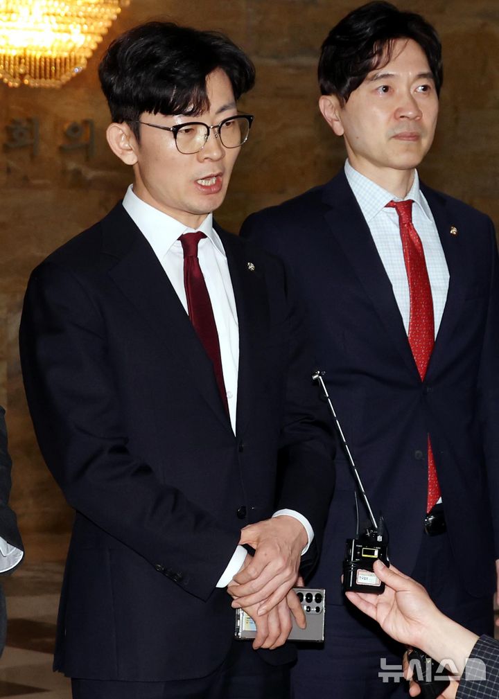 [서울=뉴시스] 조성봉 기자 = 박충권 국민의힘 의원이 2일 오후 서울 여의도 국회 본회의장에서 마은혁 헌법재판관 임명 촉구 결의안 찬성 토론을 하던 강유정 더불어민주당 의원에게 공산주의자라고 발언한 것과 관련해 입장발표를 하고 있다. 2025.04.02. suncho21@newsis.com