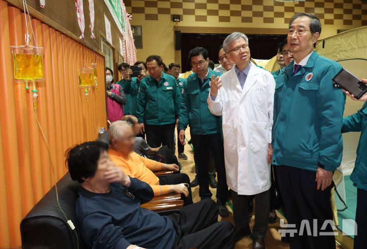 [영덕=뉴시스] 조수정 기자 = 한덕수 대통령 권한대행 국무총리가 2일 경북 영덕군 국민체육센터에 마련된 산불 이재민 대피소에서 김택우 대한의사협회장의 설명을 듣고 있다. 2025.04.02. chocrystal@newsis.com