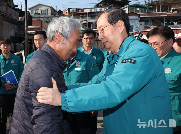 [영덕=뉴시스] 조수정 기자 = 한덕수 대통령 권한대행 국무총리가 2일 경북 영덕군 노물리 산불피해 현장을 찾아 피해 주민을 위로하고 있다. 2025.04.02. chocrystal@newsis.com