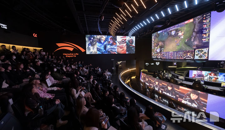 [서울=뉴시스] 김선웅 기자 = 2일 서울 종로구 그랑서울 롤파크 LCK 아레나에서 리그 오브 레전드 챔피언스 코리아가 주최한 2025 LCK 정규 시즌 개막전, 한화생명e스포츠와 젠지의 경기가 펼쳐지고 있다. 2025.04.02. mangusta@newsis.com