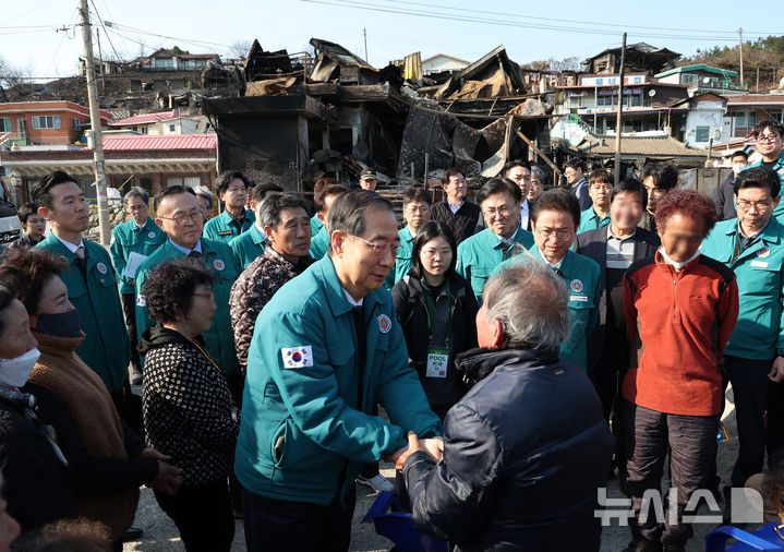 [영덕=뉴시스] 조수정 기자 = 한덕수 대통령 권한대행 국무총리가 2일 경북 영덕군 노물리 산불피해 현장을 찾아 이철우 경북도지사, 이한경 재난안전관리본부장 등과 함께 이재민들을 위로하고 있다. 2025.04.02. chocrystal@newsis.com