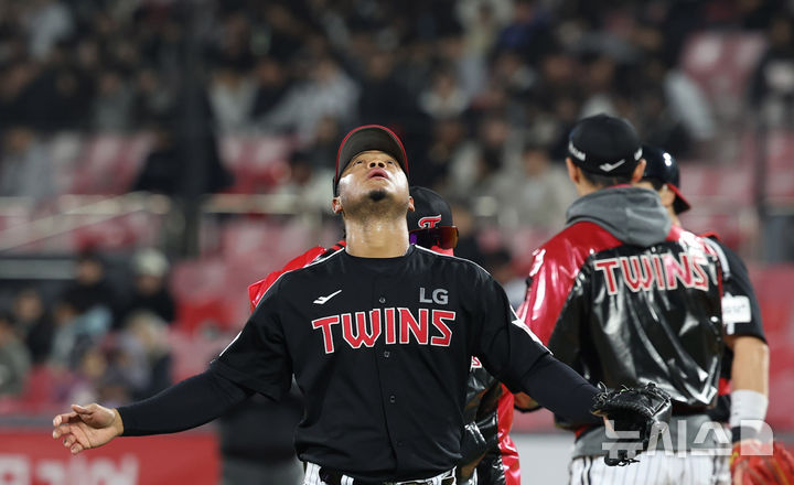 [수원=뉴시스] 추상철 기자 = 지난 2일 오후 경기 수원 케이티위즈파크에서 열린 2025 KBO리그 LG트윈스와 kt 위즈의 경기, 1회말 8실점을 한 LG 선발투수 에르난데스가 교체되고 있다. 2025.04.02. scchoo@newsis.com