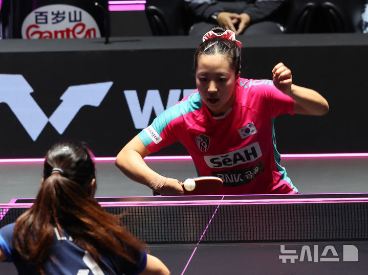 [인천=뉴시스] 전진환 기자 = 2일 인천 중구 인스파이어 아레나에서 열린 WTT(월드테이블테니스) 챔피언스 인천 2025 대회 32강 경기에서 신유빈(대한민국)이 릴리 장(미국)을 상대로 경기를 펼치고 있다. 2025.04.02. amin2@newsis.com