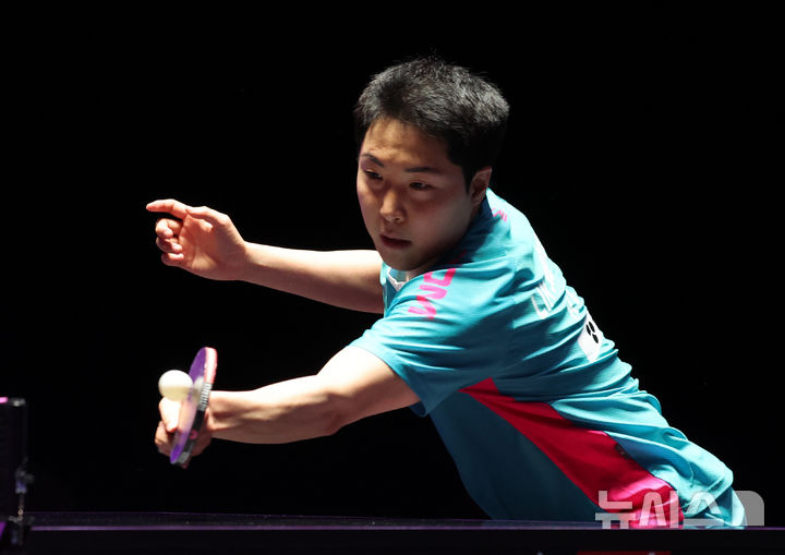 [인천=뉴시스] 전진환 기자 = 2일 인천 중구 인스파이어 아레나에서 열린 WTT(월드테이블테니스) 챔피언스 인천 2025 대회 32강 경기에서 임종훈(대한민국)이 휴고 칼데라노(브라질)를 상대로 경기를 펼치고 있다. 2025.04.02. amin2@newsis.com