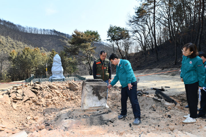[서울=뉴시스] 김금보 기자 = 최응천 국가유산청장이 2일 오후 경북 의성군 단촌면 관덕리 ‘의성 관덕동 석조보살좌상’(경상북도 유형문화유산)을 찾아 산불 피해 상황을 점검하고 있다. (사진=국가유산청 제공) 2025.04.02. photo@newsis.com *재판매 및 DB 금지