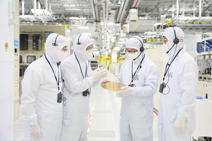 [서울=뉴시스] 김금보 기자 = 류광준 과학기술정보통신부 과학기술혁신본부장(오른쪽 두 번째)이 2일 오후 경기도 이천시 SK하이닉스 이천캠퍼스에서 반도체 생산라인을 둘러보며 설명을 듣고 있다. (사진=SK하이닉스 제공) 2025.04.02. photo@newsis.com *재판매 및 DB 금지
