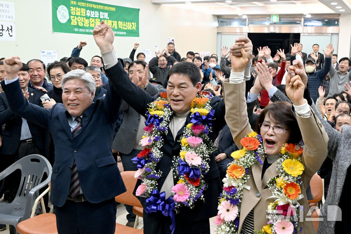 [담양=뉴시스] 김혜인 기자 = = 4·2 전남 담양군수 재선거에 당선된 정철원(사진의 가운데) 조국혁신당 당선인이 2일 전남 담양군 선거 사무소에서 당선 직후 기뻐하고 있다. 2025.04.02. hyein0342@newsis.com