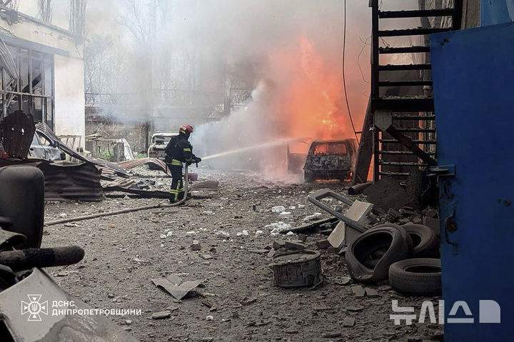 [크리비리흐=AP/뉴시스] 2일(현지 시간) 우크라이나 크리비리흐에서 한 소방관이 러시아의 미사일 공격으로 발생한 화재를 진압하고 있다. 크리비리흐는 볼로디미르 젤렌스키 대통령의 고향이기도 하다. 2025.04.03.