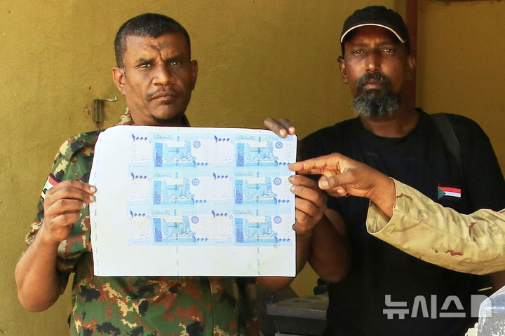 [AP/뉴시스] 2일 수단 정규군 장교가 내전 반군 RSF의 위조지폐를 들어보이고 있다