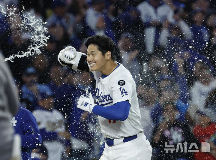 [로스앤젤레스=AP/뉴시스] 메이저리그 LA 다저스 오타니 쇼헤이가 3일 2025 MLB 정규시즌 애틀랜타 브레이브스와의 경기에서 9회 끝내기 홈런을 친 후 기뻐하고 있다. 2025.04.03.