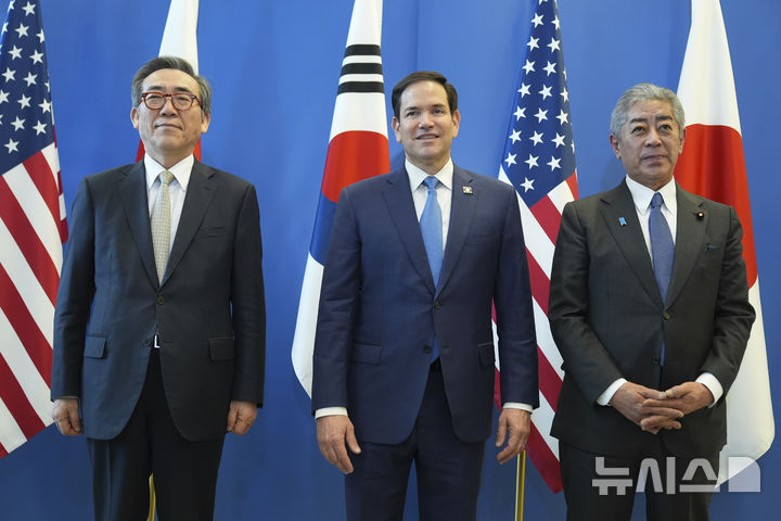 [브뤼셀=AP/뉴시스]조태열 외교부 장관과 마코 루비오 미 국무장관, 이와야 다케시 일본 외무상이 3일(현지 시간) 벨기에 브뤼셀에서 만나 3국 외교장관회담을 개최하기 전 기념촬영을 하고 있다. 2025.04.04.