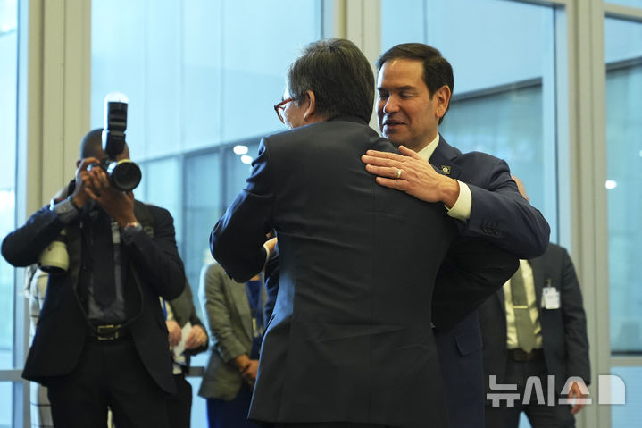 [브뤼셀=AP/뉴시스]조태열 외교부 장관과 마코 루비오 미 국무장관이 3일(현지 시간) 벨기에 브뤼셀에서 만나 포옹하고 있다. 