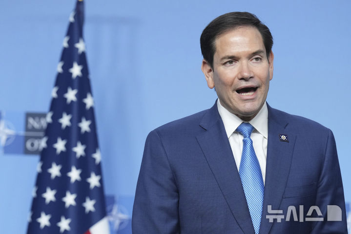 [브뤼셀=AP/뉴시스]마코 루비오 미국 국무장관이 3일(현지 시간) 벨기에 브뤼셀에서 마르크 뤼터 북대서양조약기구(NATO·나토) 사무총장과 회담에 앞서 발언하고 있다. 2025.04.03.