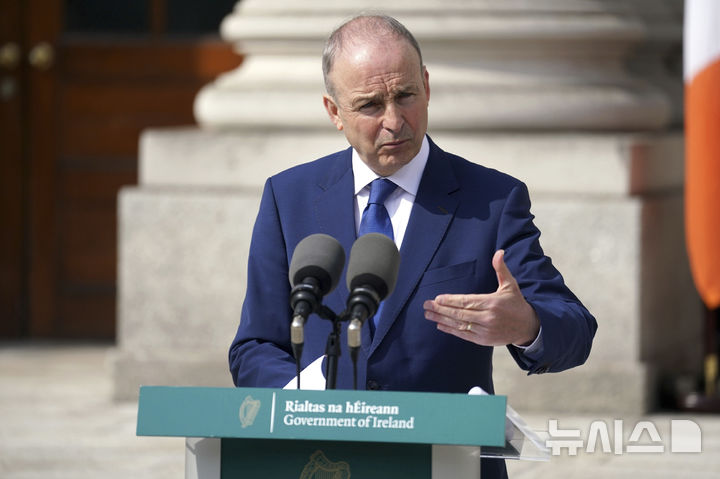 [AP/뉴시스] 아일랜드공화국의 마이클 마틴 총리가 4월 3일 유럽연합 민주주의분과위원장과 함께 더블린서 기자회견을 하고 있다. 전날 미국의 트럼프 대통령이 공화국이 속한 유럽연합에 상호관세 20%를 부과 발표했다