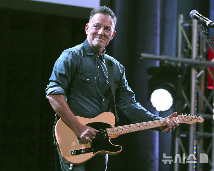 [AP/뉴시스]미 록가수 브루스 스프링스틴. 그가 영국 공연 중 도널드 트럼프 미 대통령을 강력히 비판하자 트럼프가 16일(현지시각)발끈했다. 스프링스틴은 트럼프의 경고에도 불구하고 새로 발매한 앨범에서 재차 강력 비판했다.&nbsp; 2025.5.23. 