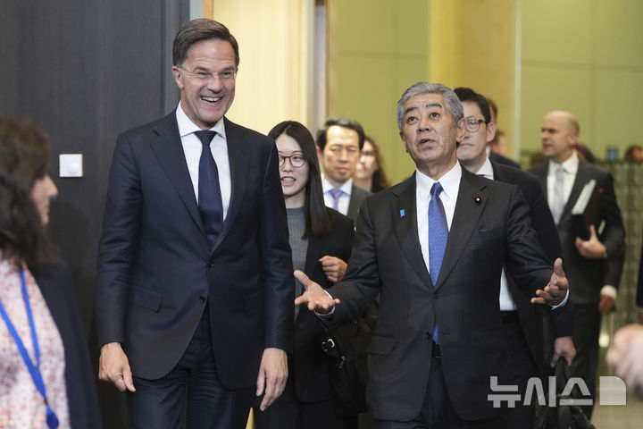 [브뤼셀=AP/뉴시스] 마르크 뤼터 북대서양조약기구(NATO·나토) 사무총장(왼쪽)과 이와야 다케시 일본 외무상(오른쪽)이 3일(현지 시간) 벨기에 브뤼셀 NATO 본부에서 열린 나토 외교장관회의에 참석하고 있다. 2025.04.03.