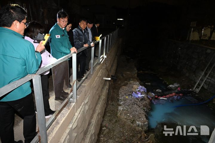 [안산=뉴시스]이민근 안산시장(왼쪽 세번째)이 안산천 상류 오염 물질 발생현장을 찾아 방제작업을 지휘하고 있다.(사진=안산시 제공)2025.04.03.photo@newsis.com