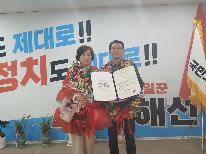 [당진=뉴시스] 이해선(오른쪽) 충남도의원 당선인이 지난 2일 자신의 선거사무실에서 아내와 함께 당선증을 들고 기념 촬영을 하고 있다. (사진=이해선 캠프 제공) 2025.04.03. photo@newsis.com *재판매 및 DB 금지