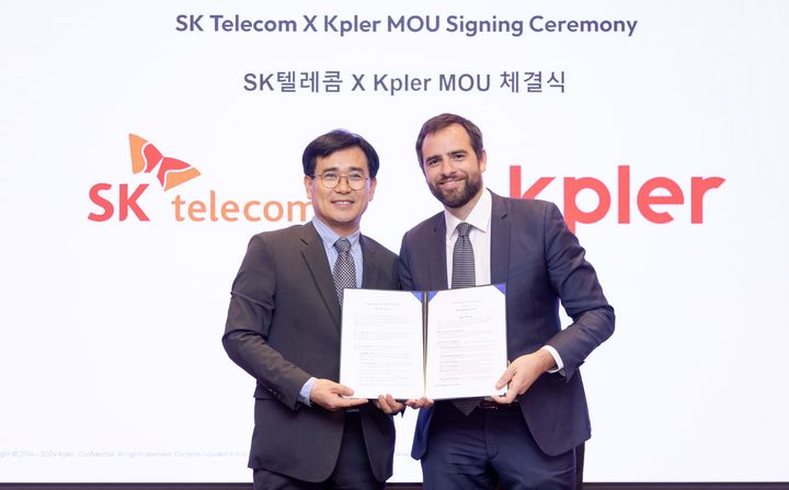 [서울=뉴시스] SK텔레콤이 원자재·물류 데이터 제공 기업 '케플러(Kpler)'와 지난 2일 업무협약(MOU)을 맺고 시장 정보 활용 및 분석 전문성을 강화할 계획이라고 3일 밝혔다. 사진은 신용식 SK텔레콤 AIX 사업부장(왼쪽)과 케플러 공동 창업자인 장 매이니어 회장이 양해각서에 서명하고 기념 촬영하는 모습. (사진=SK텔레콤 제공) 2025.04.03. photo@newsis.com *재판매 및 DB 금지