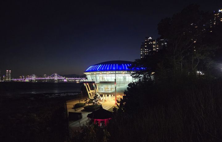 [부산=뉴시스] 1일 블루라이트 점등 캠페인이 진행되고 있는 누리마루 APEC 하우스. (사진=부산시 제공) 2025.04.03. photo@newsis.com *재판매 및 DB 금지