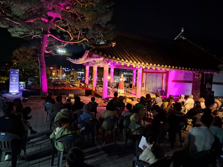 [대전=뉴시스] 부여 '백제 야(夜) 마실가자!' 프로그램. (사진=부여군 제공) 2025.04.03. photo@newsis.com *재판매 및 DB 금지