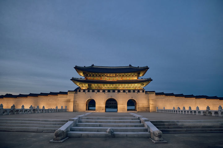 [서울=뉴시스] 공공저작물로 제작된 광화문 야경 모습.(사진=세종학당재단 제공) 2025.04.03. photo@newsis.com *재판매 및 DB 금지