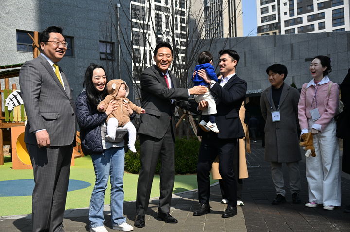 [서울=뉴시스] 지난달 31일 오세훈 서울시장이 주형환 저출산고령사회위원회 부위원장과 ‘미리내집’롯데캐슬 이스트폴(광진구 자양동)을 방문해 입주 예정 신혼부부와 현장을 둘러보고 있다. 2025.04.03. (사진=서울시 제공) *재판매 및 DB 금지