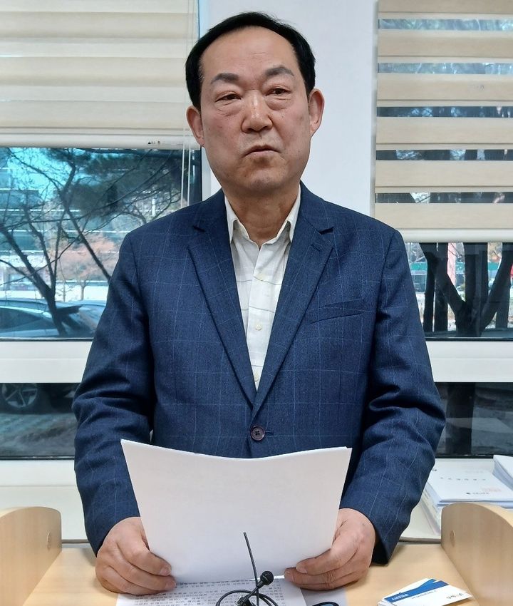 [대전=뉴시스] 조명휘 기자 = 여황현 전 국민의힘 대전시당 노동위원장이 3일 오전 대전시의회에서 기자회견을 열고 이상민 시당위원장에게 4·2보궐선거 유성구 제2선거구 시의원선거 패배책임을 지고 사퇴할 것을 요구하고 있다. 2025.04.03. joemedia@newsis.com *재판매 및 DB 금지