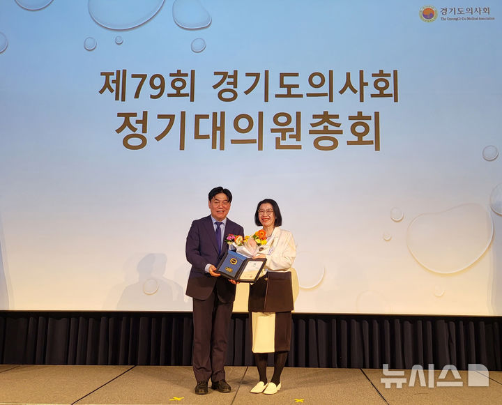 [부천=뉴시스] 정일형 기자 =순천향대 부천병원 산부인과 김태희 교수(우측)가 ‘경기도지사 표창’을 받은 뒤 기념사진을 찍고 있다. (사진은 순천향대 부천병원 제공)