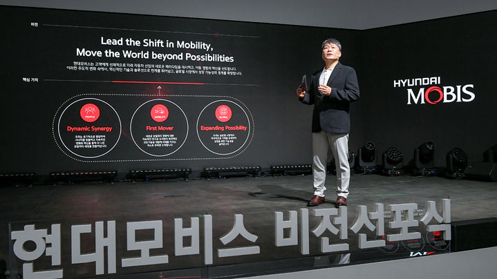 [서울=뉴시스] 이규석 현대모비스 사장이 12일 경기도 용인 기술연구소에서 신규 비전을 설명하고 있다. (사진=현대모비스) 2025.03.13 photo@newsis.com *재판매 및 DB 금지 *재판매 및 DB 금지