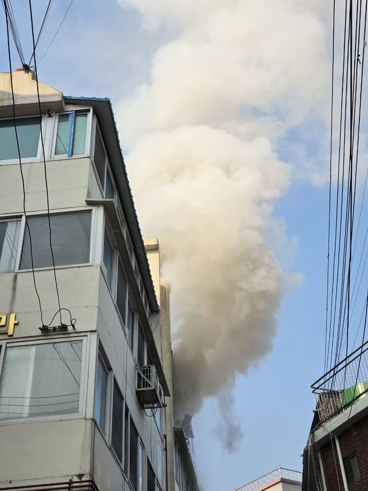 [안양=뉴시스] 화재 현장. (사진=경기도소방재난본부 제공) 2025.4.3. photo@newsis.com *재판매 및 DB 금지