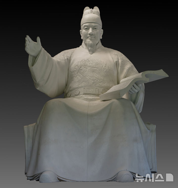 [김해=뉴시스] 김해시립김영원미술관 세종대왕동상 원형. (사진=김해시 제공). 2025.04.03. photo@newsis.com