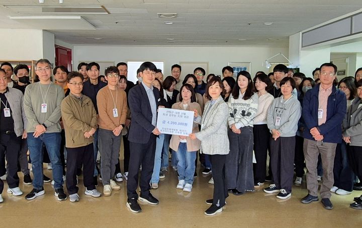 [창녕=뉴시스] 경상남도인재개발원 제22기 중견리더과정 교육생이 창녕군공무원노동조합으로 성금을 기탁 하고 있다. (사진= 창녕군 제공) 2025.04.03. photo@newsis.com *재판매 및 DB 금지