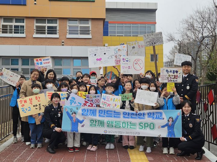 [대구=뉴시스] 대구 서부경찰서는 서구 중리동 서남중학교 강당에서 학교폭력 예방교육을 했다. (사진=대구 서부경찰서 제공) 2025.04.03. photo@newsis.com *재판매 및 DB 금지