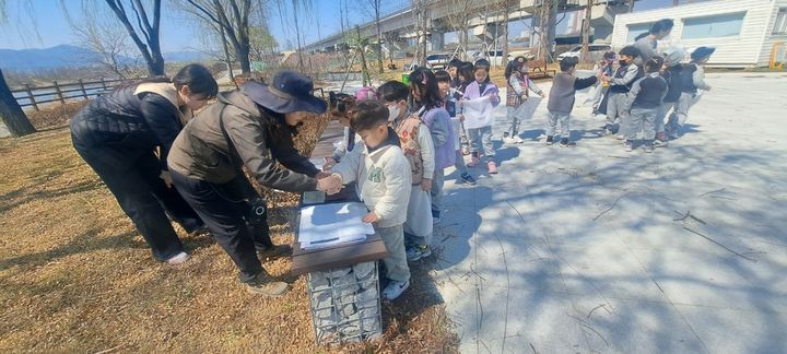[대구=뉴시스] 대구 동구는 안심습지에서 탄소중립 생태체험학습을 한다. (사진=대구 동구 제공) 2025.04.03. photo@newsis.com *재판매 및 DB 금지