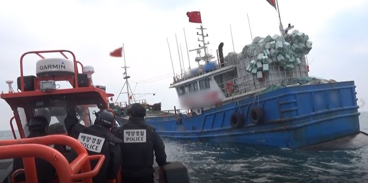 중국어선 검문검색을 위해 접근 중인 해경특수기동대원 (사진=군산해경 제공) *재판매 및 DB 금지
